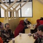 gambaaran cafetaria bersama para pengunjung (2)